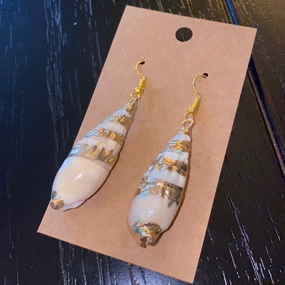 Natural Sea Shell Earrings-NWT